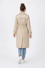Abrigo tipo gabardina (trench coat) color beige, de corte largo, con solapas anchas, doble botonadura y cinturón para ajustar a la cintura.