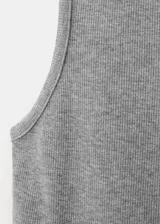Musculosa de canalé confeccionada en mezcla de algodón, viscosa y elastano. Presenta diseño entallado, corte recto y cuello redondo.