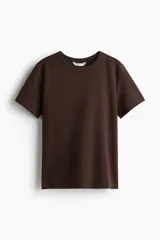 Remera marrón de punto de algodón tupido con cuello redondo ribeteado acanalado y mangas cortas.