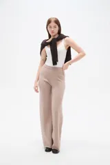 Pantalon de corte recto y tiro medio, confeccionado en tejido de viscosa con textura suave.