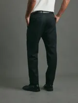 Traje de corte slim fit compuesto por saco de dos botones y pantalón de vestir a juego. Presenta una silueta entallada y moderna.