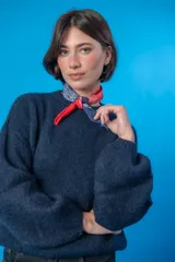 Sweater azul con cuello a la base, de lana mohair y acrílico.