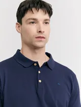 Chomba verde con cuello clásico, manga corta y cierre de dos botones. Presenta un pequeño logo bordado en el pecho. Corte clásico.