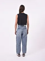 Musculosa corta negra con estampado frontal de letras blancas con estrellas.