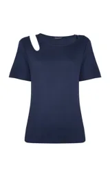 Remera de punto azul marino, de corte recto y silueta ajustada, con escote redondo, mangas cortas y detalle de abertura en un hombro.