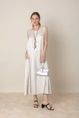 Vestido midi sin mangas, color crudo, de corte suelto y confeccionado en tejido de rayón/viscosa.
