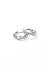 Par de aros tipo argolla de plata 925, con diseño torneado y micro zirconias incrustadas. Diámetro de 12mm y grosor de 2mm.