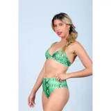 Conjunto de bikini con estampado de piel de serpiente en tonos verdes y negros. La parte superior es de estilo triángulo con breteles finos, y la parte inferior es de tiro alto con corte tipo tanga.