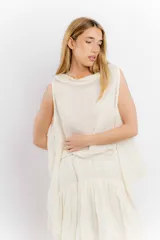 Blusa color crudo, de lino, con cuello amplio y corte acinturado.