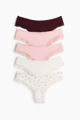 Pack de cinco bombachas tipo Brazilian de tiro bajo, con ribetes de encaje y pequeño lazo decorativo al frente. Incluye dos unidades en color rosado, una en color bordó, una en color blanco liso y una blanca con estampado de pequeñas flores.