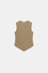 Top sin mangas de algodón color tostado, con cuello redondo y detalle de tachas metálicas en la parte frontal. Presenta un diseño con bajo asimétrico en punta.