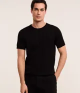 Remera de manga corta en algodón color negro con textura trenzada y cuello redondo, de la marca Marfinno.