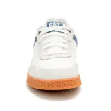 Championes Caterpillar modelo Pause Retro, de diseño minimalista con estética vintage. Presentan una combinación de lona blanca y detalles en gamuza en tonos claros, con una banda lateral azul que incluye el logo de la marca. Se destacan por su suela de goma color caramelo con textura de panal y logo grabado en el lateral.