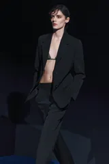 Blazer negro de Zara Woman Collection, con cuello solapa, manga larga con abertura y botones, bolsillos de plastrón en delantero, forro interior a tono y cierre frontal con botones.