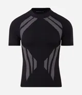 Remera masculina de poliéster seamless con corte ajustado, cuello redondo y manga corta. Presenta un diseño negro con perforaciones estratégicas y tramas geométricas en contraste en los hombros, laterales y frente.
