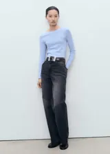 Jersey de punto fino con cuello redondo y manga larga, de diseño entallado.