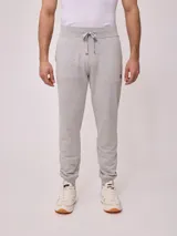 Pantalón deportivo tipo jogging color gris, confeccionado en 60% algodón y 40% poliéster, con cintura elástica ajustable con cordón.