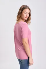 Remera de manga corta con escote en V, de corte clásico y ajuste relajado.