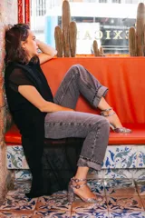 Zapato de tacón plateado con glitter, punta cuadrada, doble tira con hebilla al tobillo y forro rosa.