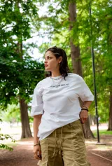 Remerón blanco de corte oversize, con estampado frontal que dice "LA RESPUESTA ERES TÚ" en negro.