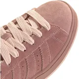Championes adidas modelo Campus 00s, confeccionados en gamuza de color rosado con las icónicas tres tiras laterales perforadas y suela de goma a tono.