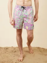 Short de baño celeste con estampado de soles y texto en amarillo.