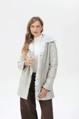 Campera de cuero tipo lambskin con diseño de paneles, cuello con solapas de piel sintética, cierre frontal con botones y bolsillos laterales.