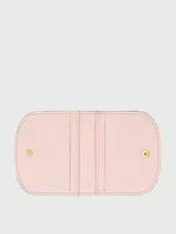 Tarjetero Longchamp de cuero texturizado en color rosado, con diseño minimalista, bordes redondeados y cierres de broche metálicos en tono dorado.