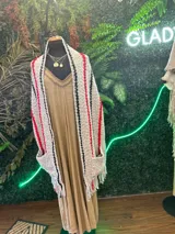 Pashmina tejida a crochet en lana merino color crudo, con rayas rojas y negras, flecos y bolsillos.