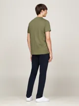 Remera de manga corta Tommy Hilfiger de color verde militar, con cuello redondo y el logo de la marca bordado en el pecho junto con el texto 'EST. 1985'.