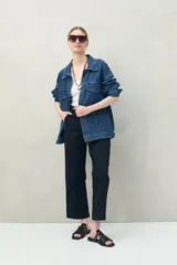 Pantalón de corte recto y calce relajado, confeccionado en algodón color negro. Presenta bolsillos de parche frontales y un diseño de estilo utilitario.