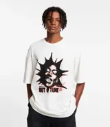 Remera blanca de algodón, corte oversized, manga corta y cuello redondo. Estampado frontal con la imagen de un rostro y la frase "Never Out O' Tune".
