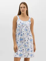 Camisón corto de tejido soft, sin mangas, con escote redondo, aplique de botones y detalle plisado en el frente. Estampado floral en tonos rosados y grises.