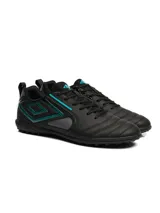 Championes de fútbol Umbro modelo Vision TF, color negro con detalles en turquesa. Presentan diseño con textura en la puntera, logo lateral característico y suela con tapones pequeños ideales para césped sintético.