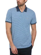 Polo Original Penguin de hombre con diseño a rayas horizontales en tonos de azul. Cuello y puños ribeteados en azul marino con detalle de línea blanca. Logo del pingüino bordado en el pecho. Corte slim fit.