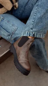 Botas de cuero negro con elástico a los lados, suela de cuero y forro de cuero vacuno.