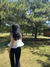 Top strapless azul marino con diseño plisado.