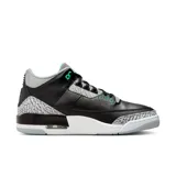 Zapatillas Air Jordan 3 Retro de cuero negro con detalles en gris y verde.