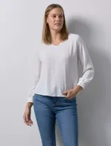 Blusa azul marino de gasa con escote en V y mangas largas con puño. Marca Sioni.