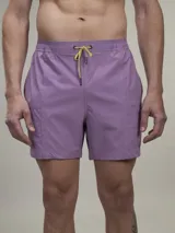 Short de baño color lila con cintura elástica y cordón ajustable.
