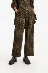 Pantalón de corte recto con estampado animal print en tonos verde y negro, confeccionado en algodón.