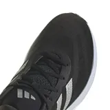 Championes de running Adidas Supernova 3, color negro con detalles plateados y suela blanca.