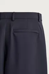 Pantalón regular fit de hombre color negro, confeccionado en tejido técnico ligero con cintura elástica, bolsillos frontales, bolsillos traseros de vivo y cierre frontal con cremallera y botón.