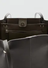 Bolso tipo shopper efecto piel de color marrón oscuro, con dos asas de hombro, detalles metálicos, cierre de botón magnético y forro interior.