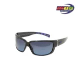 Lentes de sol MDQ modelo Agwe, con montura rectangular negra y lentes grises. Patillas con estampado abstracto en tonos azul y violeta.