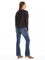 Buzo de modal con escote en V, de manga larga y corte holgado. Presenta puños y ruedo con terminación acanalada.