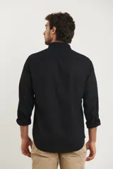 Camisa de manga larga con cuello abotonado y bolsillo frontal, confeccionada en una mezcla de algodón y lino.