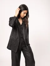 Blazer oversized color beige de corte recto, confeccionado en tela con lino.