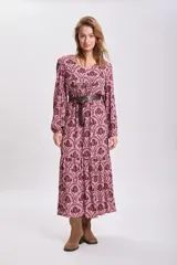Vestido largo de corte holgado con estampado floral en tonos rosa y marrón. Tiene escote en V, mangas largas abullonadas y cinturón marrón de cuero sintético.