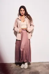 Falda midi de satén en color rosa viejo, con cintura elástica y caída fluida.